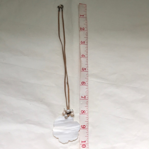 Mother of pearl carved flower & leather choker - Picture 7 of 7